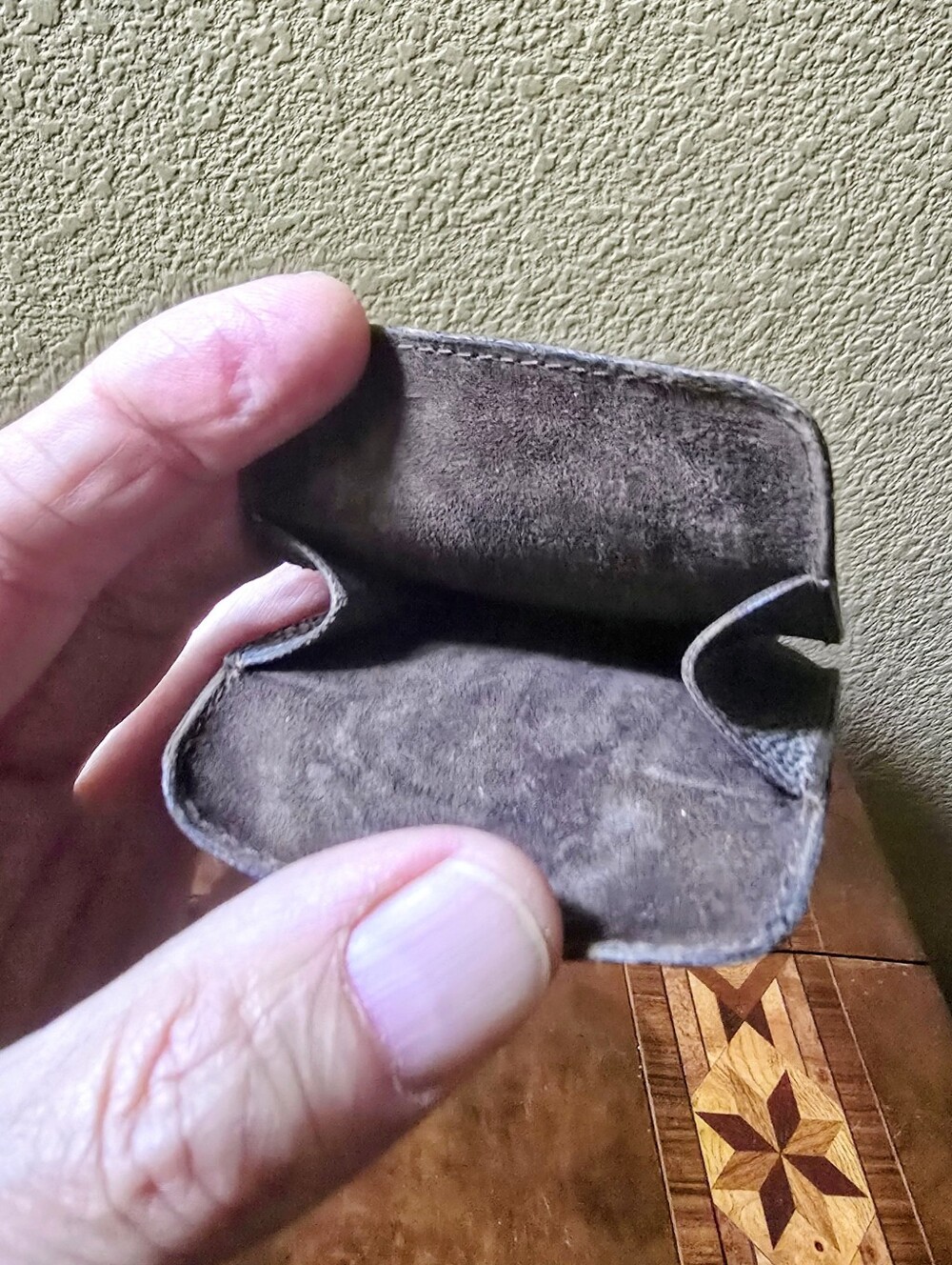 LOUIS VUITTON EYEGLASS HOLDER - Picture 4 of 5